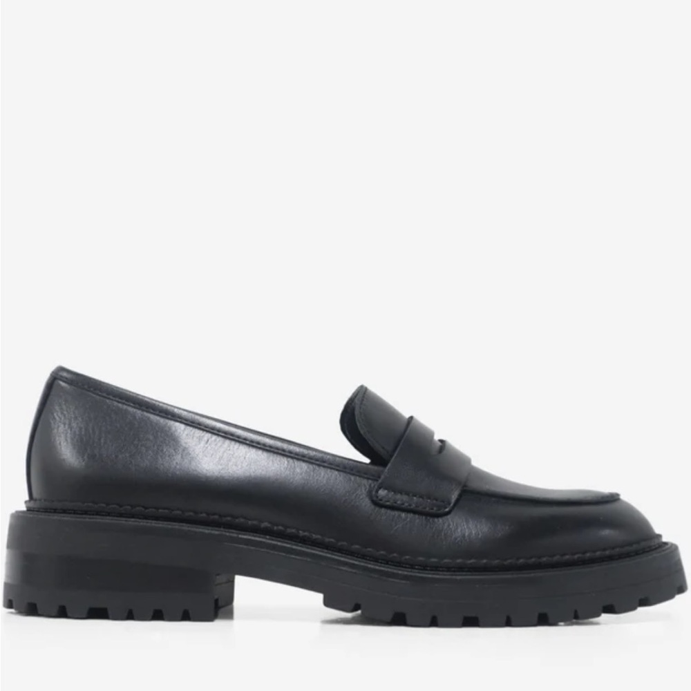 Black leather loafers by Kenneth Cole